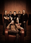 Amorphis-yhtyeen kokoonpano vuonna 2006. Etualalla istuu bändin keulahahmo, muut jäsenet seisovat rivissä hänen takanaan.