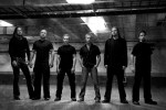 Eternal Oath -bändin promokuva vuodelta 2001. Kuva on mustavalkoinen ja siinä kuusi miestä seisoo hallissa.