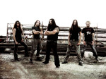 Nightrage-bändin promokuva, jossa viisi miestä seisoo tehdasrakennuksen edessä. Taivas on vitivalkoinen.