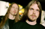 Vintersorg-bändin kaksi jäsentä valokuvassa. Keulahahmo on etualalla ja taka-alalla bändin kitaristi.