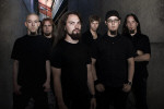 Grendel-yhtyeen kokoonpano. Bändin jäsenet seisovat rivissä mustat vaatteet yllään.