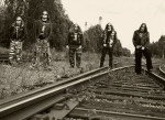 Deathchain-bändin promokuva vuodelta 2005. Kuvassa viisi miestä seisoo junaradalla.