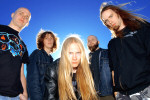 Omnium Gatherum -yhtyeen promokuva, jossa bändin jäsenet poseeraavaavat sinistä taivasta vasten. Jäsenet ovat miehiä ja bändin keulahahmolla on pitkät vaaleat hiukset.