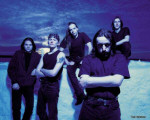 Sonata Arctica -bändin jäsenet, joita on viisi, seisovat lumihangessa violetin taivaan alla. Kuvan värimaailma on violetti.