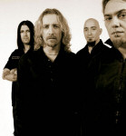 Paradise Lost -bändin promokuva, jossa miehet (4 kpl) seisovat mustissa vaatteissa vaaleaa taustaa vasten.