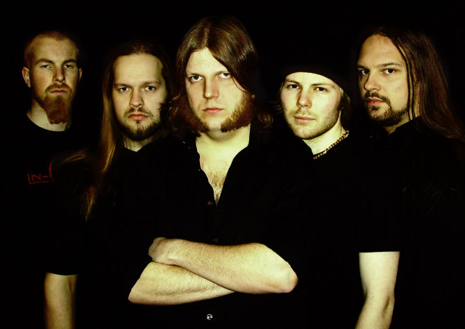 One Man Army and the Undead Quartet -metallibändin hevarit seisovat rivissä mustaa taustaa vasten. Jokaisella miehellä mustat vaatteet. Kuvassa viisi pitkälettiä, joista jokaisella vakavat naamat. Keskimmäisellä wolverinemainen poskiparta.