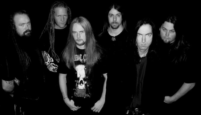 Deletion-poppoon bändipotretti, jossa hevimiehet seisovat mustavalkoisessa valokuvassa yhtenä tiukkana rivinä mustaa taustaa vasten. Miehillä yllään mustat vaatteet, bändipaidat, tatuoidut käsivarret. Jäseniä kuvassa kuusi kappaletta. Kaikki miehiä.