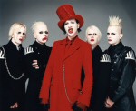 Marilyn Manson -bändin promokuva. Itse manson seisoo punaisessa puvussa ja bändin muut jäsenet mustissa paraatipuvuissa, heillä on valkoiset hiukset ja meikkiä kasvoillaan.