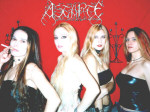 Astarte-bändin jäsene seisovat punaista taustaa vasten. Kuvassa neljä naista, joista kahdella vaaleat hiukset.