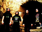 Mass Infection -bändin jäsenet ylivalottuneessa kuvassa. Kuvassa neljä miestä, joilla mustat hiukset ja mustat parrat. Taustalla kivinen holvikaari.