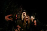 Finntroll-bändin jäsenet kiukuttelevat pimeydessä. Kuvassa viisi miestä.