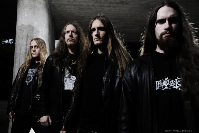 Kuvan otti Andreas Harnemo Diabolical-nimisen metallibändin jäsenet seisovat harmaassa betonista rakennetussa tilassa, jsosa näkyy vasemmalla suuri harmaa betonipylväs. Bändiin kuuluu neljä pitkähiuksista miesmuusikkoa, joista jokaisella yllään mustat nahkatakit ja bändipaidat. Oik