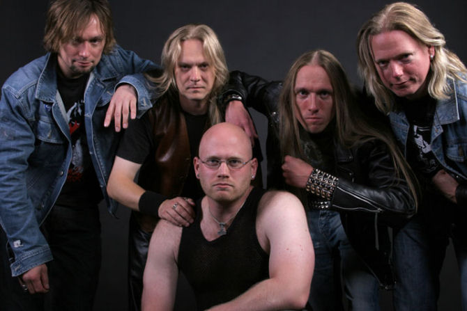 Crystal Eyes -nimisen hevibändin viisi hevimiestä poseeraa rivissä tummanharmaata taustaa vasten. Keskimmäinen mies kalju. Hänen ympärillään rivissä neljä pitkähiuksista miestä. Laitimmaisilla jannuilla siniset farkkutakit, muilla mustat vaatteet.