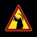 Children Of Bodom: Chaos Ridden Years -logo, joka näyttää liikennemerkiltä, varoituskolmiolta, jonka sisällä on viikatemies