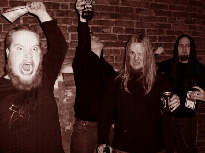 Valokuva Trollfest-bändin kokoonpanosta, johon kuuluu yhteensä neljä humalaisenoloista hevimiestä. Vasemman laidan jamppa huutaa naama irvessä, hänellä paksu parta. Kolme oikeanpuoleista miestä, jotka ovat mustiin vaatteisiin pukeutuneita, kouristelevat a