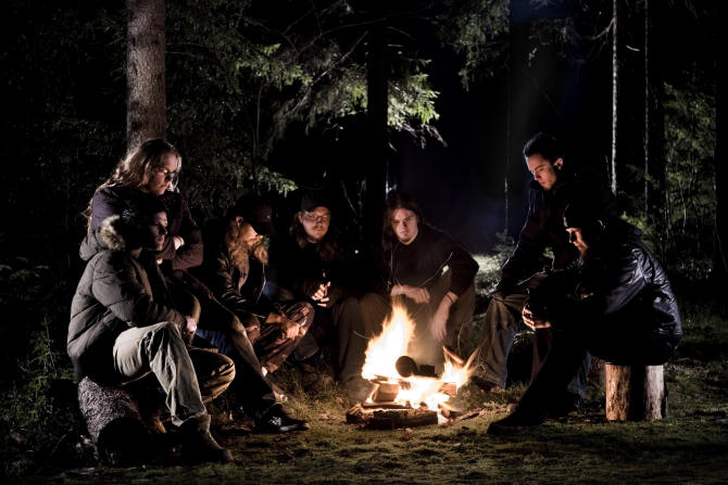 Dismay-yhtyeen pressivalokuvassa näkyy metallimiehistö istumassa leirinuotion ympärillä havupuiden ympäröimässä korvessa. Miehistöä kuvassa seitsemän kappaletta. Osalla pitkät hiukset, osalla siilitukat.
