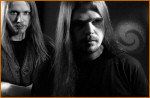 Vintersorg-bändin jäsenet mustavalkoisessa kuvassa. Kummallakin miehellä pitkät vaaleahkot hiukset ja viikset sekä leukaparta.