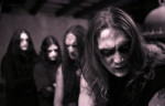 Marduk-bändin jäsenet, eli neljä miestä. Jokaisella pitkät hiukset. Etualalla bändin keulahahmo.