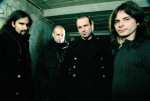 Samael-bändin promokuva vuodelta 2006. Bändin jäsenet, eli neljä miestä, seisovat ränsistyneen katon alla.