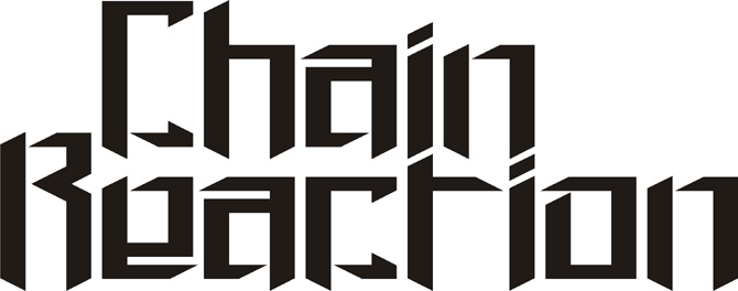 Chain Reactionin logo valkoista taustaa vasten tummanruskealla värillä ja teräväkulamisella fontilla. Kummallakin rivillä yksi sana. Kummankin sanan alkukirjaimet versaalilla.