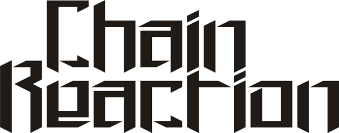 Chain Reactionin logo valkoista taustaa vasten. Chain Reactionin logo valkoista taustaa vasten tummanruskealla värillä ja teräväkulamisella fontilla. Kummallakin rivillä yksi sana. Kummankin sanan alkukirjaimet versaalilla.