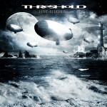 Dead Reckoning -albumin kansikuva, jossa on ilmalaivasaattue meren yllä. Taivaalla näkyy myös valtava Kuu, jossa yksityiskohdat terävät. Kuvan yläosassa Threshold-bändin logo.