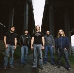 Unearth-bändin promokuva, jossa miehet seisovat rivissä. Miehillä, joita kuvassa näkyy viisi kappaletta, jokaisella on siniset farkut jalassa. Parilla miehistä on pitkät hiukset. Taustalla kaksi siltaa, joiden välissä bändin jäsenet seisovat.
