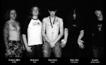 Shining-bändin jäsenet mustavalkoisessa kuvassa. Kuvan alaosassa lukee goottilaisin kirjaimin bändin jäsenten nimetä. Miehet seisovat rivissä. Keskimmäisellä miehellä on kehossaan arpia ja haavoja.