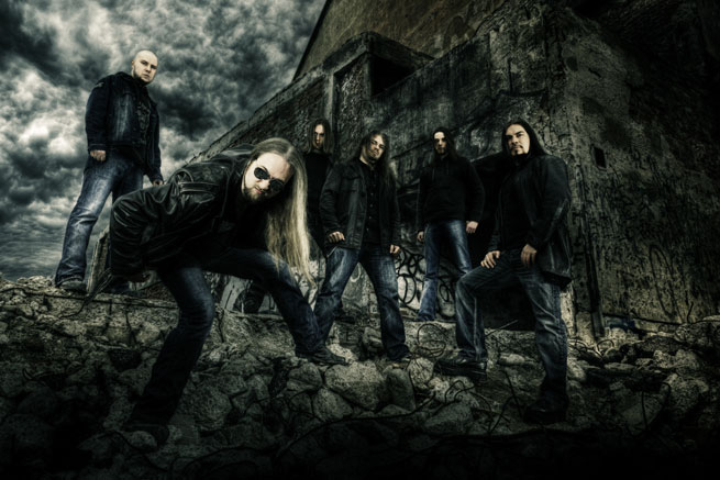 Valokuvan kuusipäisestä Blind Staresta otti Mikko Kovasiipi. Kuva on yhtyeestä vuoden 2009 ensimmäisellä puoliskolla otettu promofoto. Viisi pitkähiuksista ja yksi kalju mies seisoo hyvin voimakassävyisessä ja synkässä valokuvassa keskellä suuren kivirakennuksen juurta. Miehistön jäsenillä pääosin mustaa vaatetta yllään. Ylhäällä näkyvä taivas on uhkaava ja pilvinen.