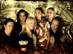 Divercia-bändin jäsenet seisovat yhdessä läjässä. Kuvassa kuusi miestä, joista yhdellä on pitkät vaaleat hiukset.
