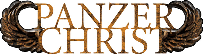 Panzerchristin logo valkoista taustaa vasten kahdella rivillä versaalilla ja kulunein kirjaimin kirjoitettuna. Logon laidiolla on metalliset sulkasiivet.