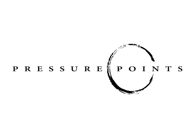 Pressure Pointsin logo valkoista taustaa vasten mustalla värillä. Logossa kirjaimet harvalla välistyksellä, versaalilla ja päätteellisellä kirjasimella. Sanan Points alussa näkyy suuri kahvimukin tahraa muistuttava rinkula.