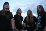 Seregon-bändin jäsenet, eli neljä miestä, seisovat pilvisen taivaan edessä. Miehillä on pitkät hiukset. Yhdellä miehistä on Opeth-bändipaita.