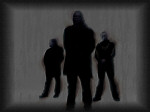 Colosseum-bändin kolmen jäsenet siluettikuvat harmaata taustaa vasten. Kuvan laidat on varjostettu mustalla värillä, muistuttamaan ikään kuin kohokuviota.
