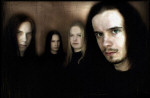 Soulfallen-bändin promokuva, jossa näkyy neljä miestä. Yhdellä miehistä on vaaleat hiukset, muilla on tummat. Etualalla, kuvan oikeassa laidassa, mies, jolla viikset ja leukapartaa.