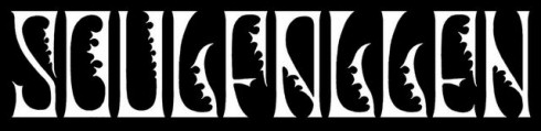 Soulfallen-logo mustaa taustaa vasten vitivalkoisella värillä kirjoitettuna. Kirjaimet kirjoitettu isoin kirjaimin.