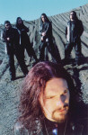 Susperia-bändin jäsenet seisovat hietikolla, joka etäisesti muistuttaa Kuun pintaa. Taustalla seisoo neljä miestä tummiin vaatteisiin pukeutuneena, kuvan etualalla, alaosassa, näkyy pitkähiuksisen keulahahmon kasvot, jotka katsovat oikealle. Miehellä on v