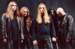 Sear Bliss -bändin jäsenet seisovat rivissä. Kuvassa viisi miestä, joista kahdella oikenpuoleisella miehellä on mustaa maalia kasvoilla. Kahdella miehistä on pitkät vaaleat hiukset.