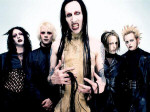 Marilyn Manson -bändin jäsenet, eli neljä miestä Brianin lisäksi, seisovat Brianin takana. Brianilla ei ole paitaa, kasvoilla on irvistys ja päässä pitkät hiukset.
