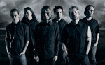 Misery Inc. -bändin jäsenet seisovat rivissä. Taustalla pilvinen myrskytaivas. Miehiä on kuvassa kuusi kappaletta, joista parilla on pitkät hiukset. Yllään miehillä tummat/mustat vaatteet.