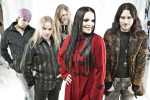 Nightwish-bändin promokuva, jossa etualalla punaiseen takkiin pukeutunut Tarja Turunen. Turusella pitkät, suorat hiukset. Oikeassa laidassa Marco Hietala. Kuvassa myös muut bändin jäsenet.