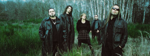 Crematory-bändin jäsenet seisovat keskellä korpea, jossa on lyhyttä heinikkiä ja pöpeliköä. Kuvassa neljä miestä ja yksi nainen, jolla lyhyehkö hame. Jokaisella henkilöllä tummat / mustat vaatteet yllään.