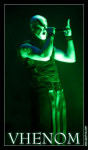 GaphiA-yhtyeen laulaja, Vhenom, seisoo vihreäsävyisessä kuvassa. Miehen yllä on hihaton musta paita ja mustat housut, joiden edessä on jonkinlaisia nahkaremmejä. Kasvoilla Vhenomilla on corpse-maskit ja kourassa mikrofoni.