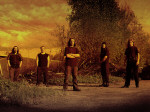 Viisihenkisen Scent Of Flesh -yhtyeen jäsenet poseeraavat hiekkatiella pilvisen taivaan alla. Miehet seisovat rivissä. Kuvan värimaailma on sinapinkeltainen.
