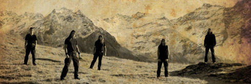 Dawnless-bändin jäsenet seisovat kuluneessa ja suttuisessa mustavalkokuvassa vuoriston edessä. Kuvassa näkyy viiden miehen mustat hahmot.