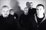 Mustavalkoinen bändikuva Downfade-yhtyeen jäsenistä. Kuvassa viisi miestä, joista kaikilla on lyhyet hiukset / kalju. Miehillä on päällään mustat vaatteet.