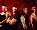 Sadist-bändin jäsenet seisovat punertavassa kuvassa. Miehillä on yllään lyhythihaiset paidat. Osalla miehistä on tatuointeja käsivarsissaan. Kuvassa neljä miestä, joista kahdella lyhyet hiukset.