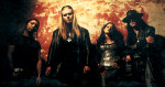 Sirenia-yhtye poseeraa rapautunutta seinää vasten vuonna 2003.