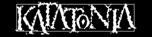 Katatonia-bändin logo valkoisella mustaa taustaa vasten. Logon kirjaimet kirjoitettu "kuluneella" fontilla. Logon ympärillä ohut valkoinen viiva, suorakulmion muotoinen.