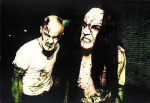 Satyricon-bändin Frost ja Satyr irvistelevät naamat ruhjeita täynnä. Yllään miehillä likaantuneet vaatteet ja keho täynnä kolhuja, naarmuja ja haavoja.